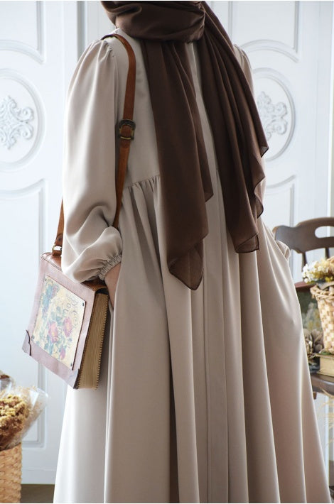 Abaya Hijab Fermée Crêpe Polyester Couleur Pierre Élégante et Pratique