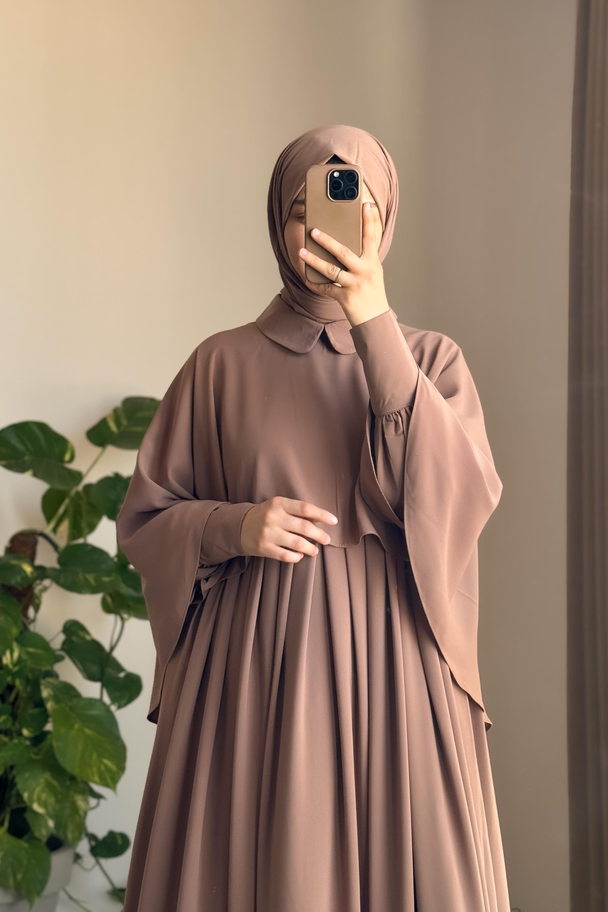 Robe Longue Élégante à Pèlerine en Soie Égyptienne Fluide Couleur Vison Chic