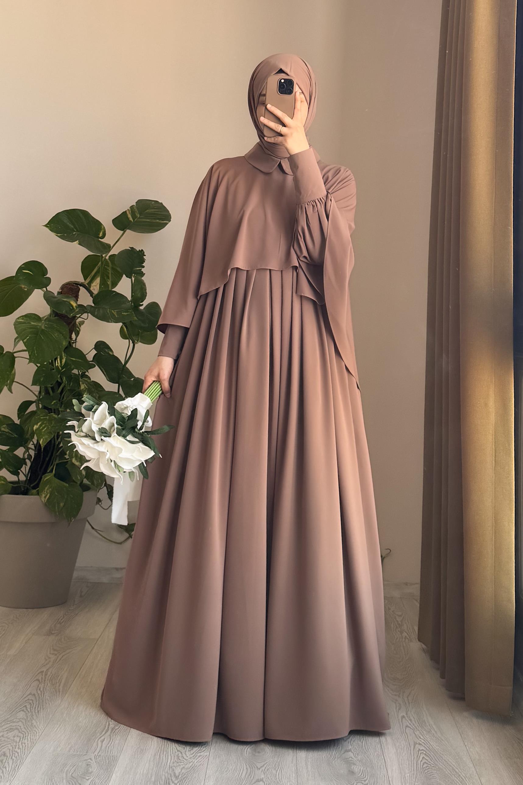 Robe Longue Élégante à Pèlerine en Soie Égyptienne Fluide Couleur Vison Chic