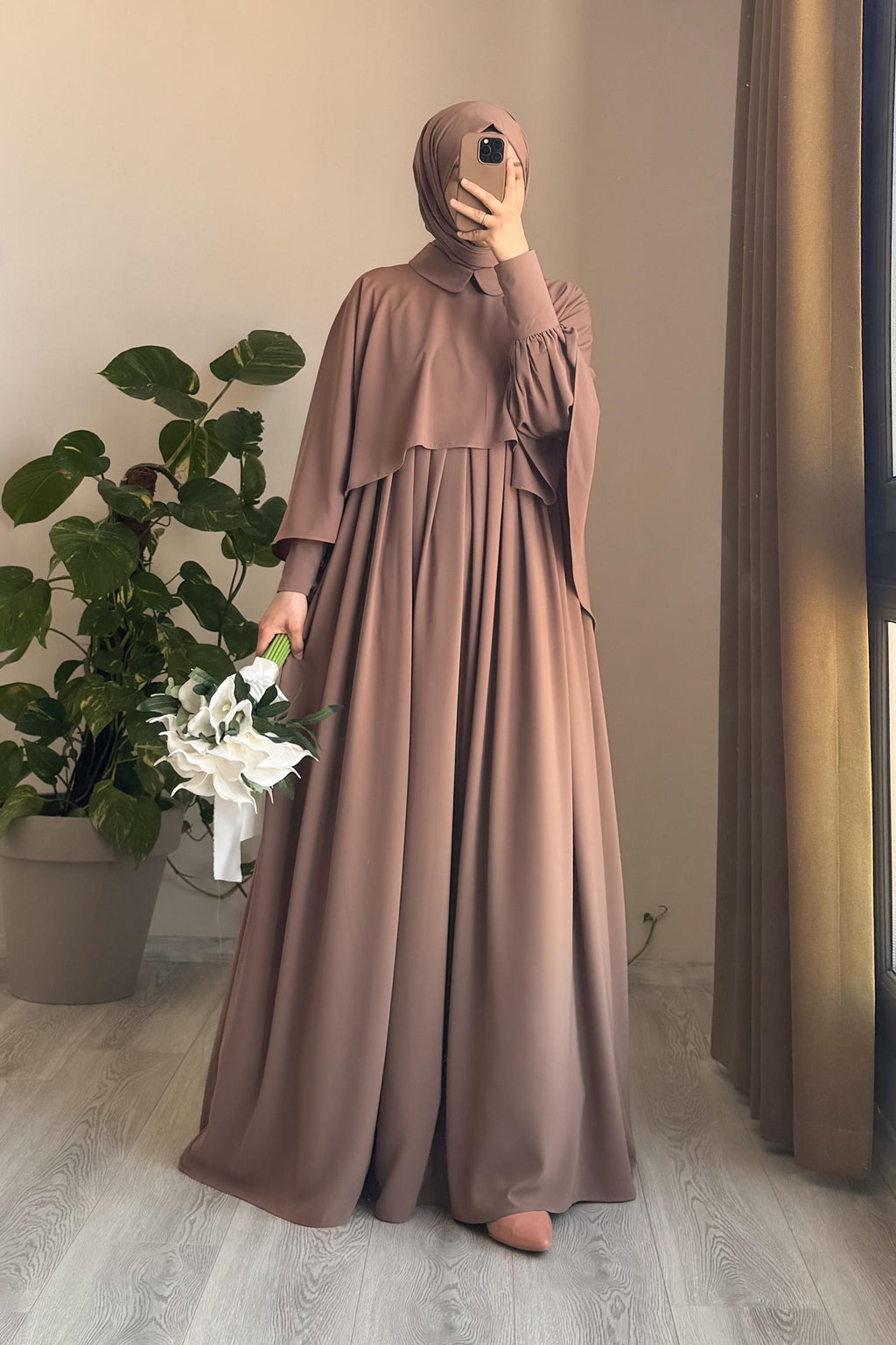 Robe Longue Élégante à Pèlerine en Soie Égyptienne Fluide Couleur Vison Chic