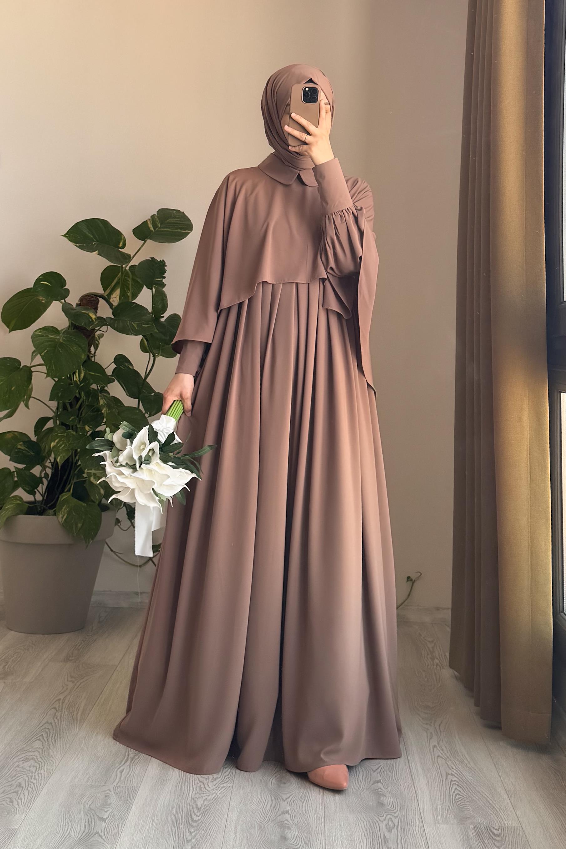 Robe Longue Élégante à Pèlerine en Soie Égyptienne Fluide Couleur Vison Chic