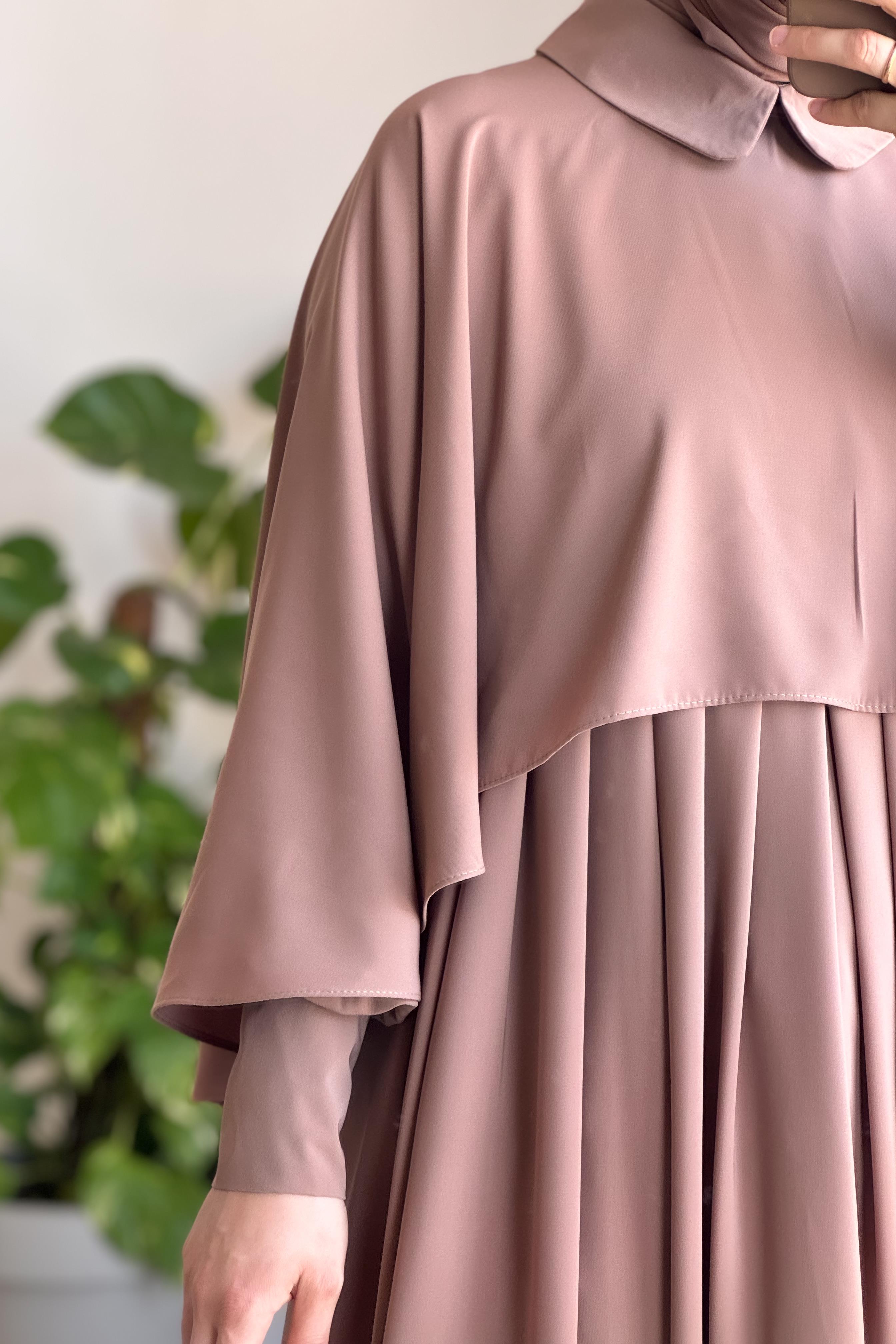 Robe Longue Élégante à Pèlerine en Soie Égyptienne Fluide Couleur Vison Chic